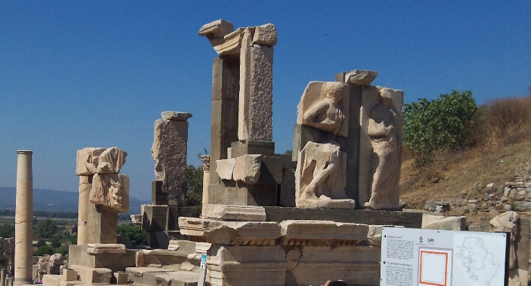 2011-710-Ephesus-MonumentAlongWalkwayDown-Closer