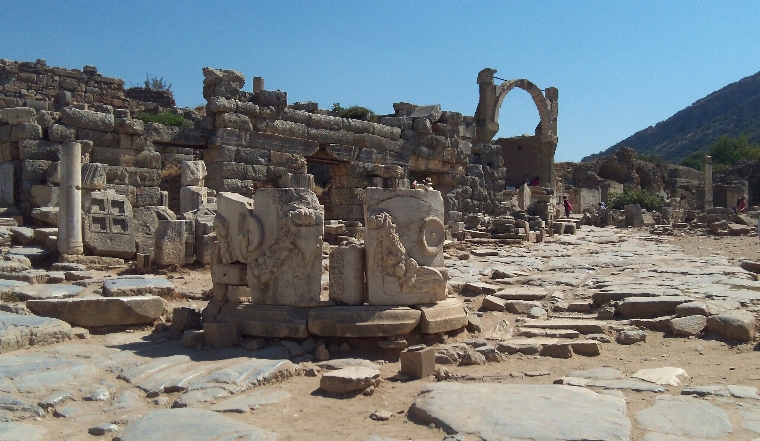 2011-712-Ephesus-RuinsMidwayDown