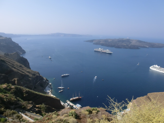 2011Cruise-801B-SantoriniShipsFromTop